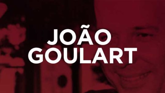 João Goulart, ao chegar ao Brasil, assume seu cargo de presidente, porém, diferentemente de todos os outros presidentes do Brasil, ele é presidente em um sistema parlamentarista. Assim, Tancredo neves do PSD, como Primeiro Ministro, tinha mais poderes do que o próprio João Goulart. Já em 1963, foi realizado um Plebiscito para definir se o país continuaria num sistema parlamentarista ou se retornaria ao presidencialismo. Com 74% dos votos, o presidencialismo vence e o Jango (apelido do João Goulart) também! Dessa forma, ele consegue assumir o maior cargo do poder executivo.